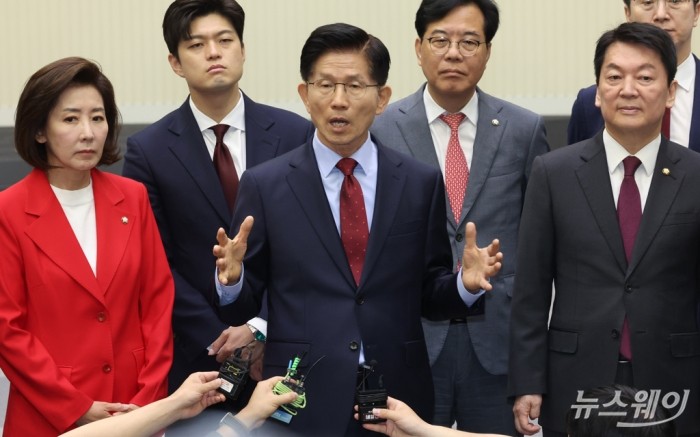 김문수 국민의힘 대선 후보가 22일 오전 서울 여의도 한국거래소에서 열린 중앙선거대책위원회 현장 회의에 참석해 브리핑하고 있다. 사진=이수길 기자 Leo2004@newsway.co.kr