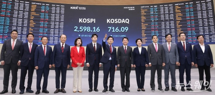 김문수 국민의힘 대선 후보, 김용태 비상대책위원장, 나경원, 안철수, 황우여, 양향자 공동선거대책위원 등 참석자들이 22일 오전 서울 여의도 한국거래소에서 열린 중앙선거대책위원회 현장 회의를 마치고 홍보관으로 이동해 기념촬영하고 있다. 사진=이수길 기자 Leo2004@newsway.co.kr