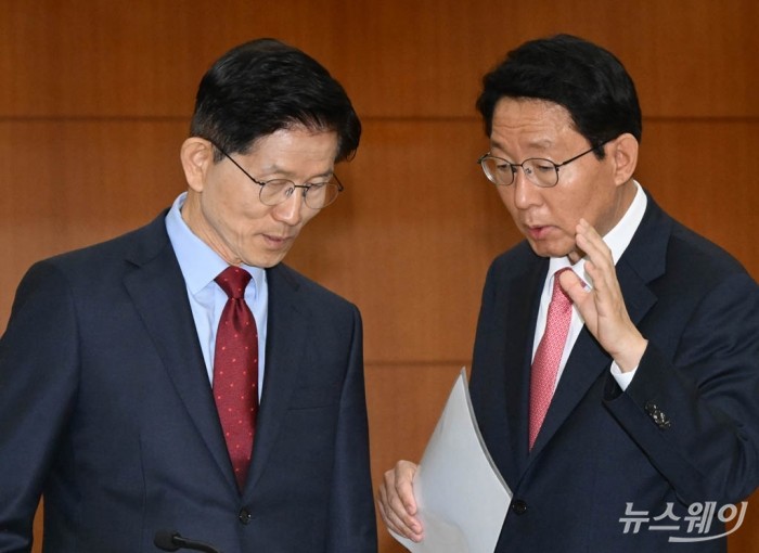 김문수 국민의힘 대선 후보가 22일 서울 여의도 한국거래소에서 열린 중앙선거대책위원회 현장 회의에서 김상훈 정책총괄본부장과 대화하고 있다. 사진=이수길 기자 Leo2004@newsway.co.kr