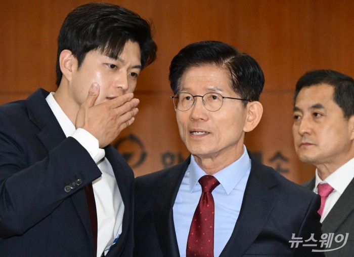 김문수 국민의힘 대선 후보가 22일 서울 여의도 한국거래소에서 열린 중앙선거대책위원회 현장 회의에서 김용태 비상대책위원장과 대화하고 있다. 사진=이수길 기자 Leo2004@newsway.co.kr