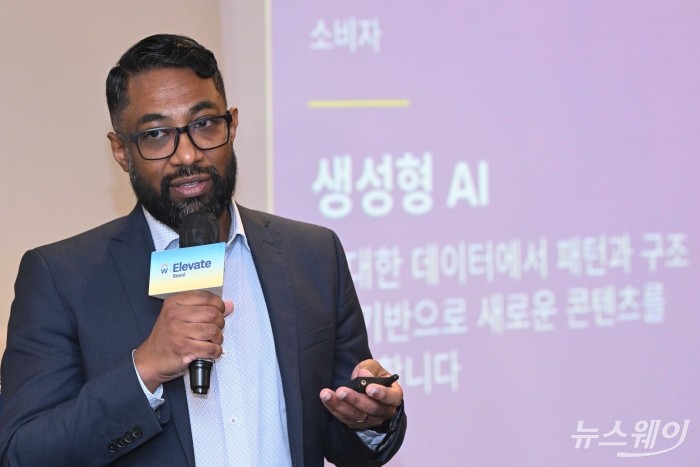 샨 무어티 워크데이 아시아·태평양지역 최고기술책임자가 22일 오전 서울 송파구 롯데호텔월드에서 열린 '워크데이 엘리베이트 서울 2025' 기자간담회에서 '차세대 일루미네이트 AI 에이전트' 주제로 발표를 하고 있다. 사진=강민석 기자 kms@newsway.co.kr