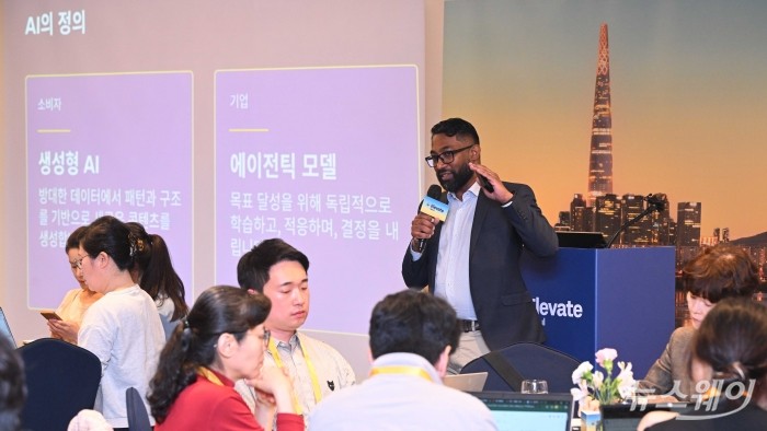 샨 무어티 워크데이 아시아·태평양지역 최고기술책임자가 22일 오전 서울 송파구 롯데호텔월드에서 열린 '워크데이 엘리베이트 서울 2025' 기자간담회에서 '차세대 일루미네이트 AI 에이전트' 주제로 발표를 하고 있다. 사진=강민석 기자 kms@newsway.co.kr