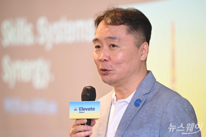 정응섭 워크데이코리아 지사장이 22일 오전 서울 송파구 롯데호텔월드에서 열린 '워크데이 엘리베이트 서울 2025' 기자간담회에서 '에이전틱 AI 기반의 비즈니스 혁신 가져올 미래 업무 환경' 주제로 발표하고 있다. 사진=강민석 기자 kms@newsway.co.kr