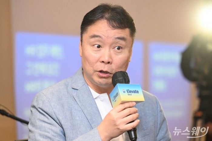 정응섭 워크데이코리아 지사장이 22일 오전 서울 송파구 롯데호텔월드에서 열린 '워크데이 엘리베이트 서울 2025' 기자간담회에서 '에이전틱 AI 기반의 비즈니스 혁신 가져올 미래 업무 환경' 주제로 발표하고 있다. 사진=강민석 기자 kms@newsway.co.kr