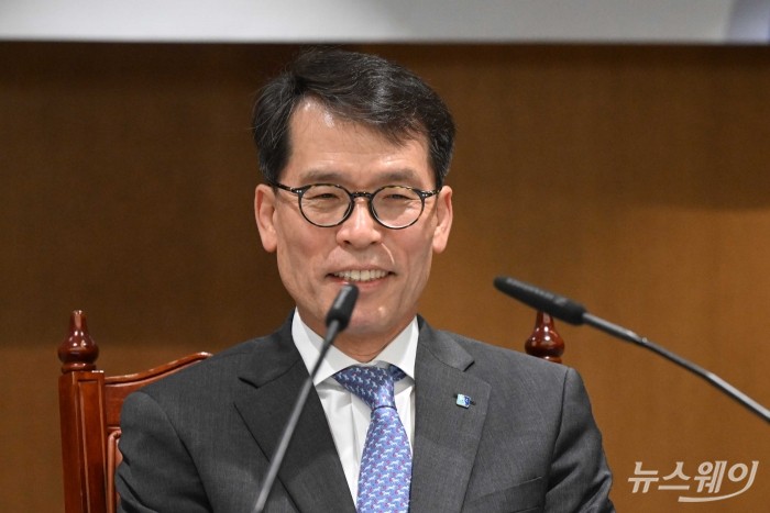 김성태 IBK기업은행장이 22일 오후 서울 중구 IBK기업은행 본점에서 열린 DB형 퇴직연금의 질적 성장을 위한 업무협약식에서 미소를 지으며 모두발언을 하고 있다. 사진=강민석 기자 kms@newsway.co.kr
