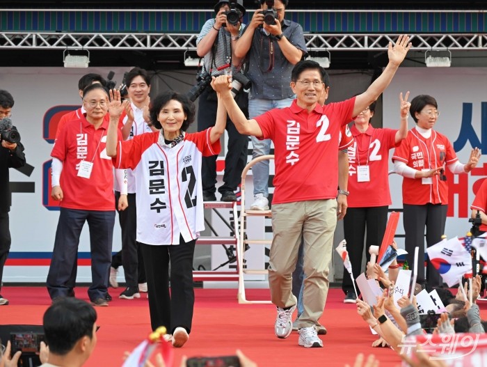김문수 국민의힘 대선 후보와 배우자 설난영 여사가 22일 오후 경기 부천시 부천역마루광장에서 열린 집중유세에서 시민들에게 인사를 하고 있다. 사진=이수길 기자 Leo2004@newsway.co.kr
