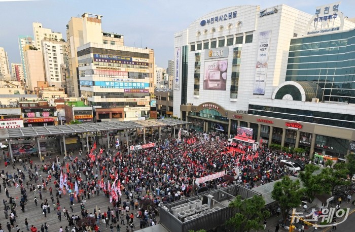 손학규 전 바른미래당 대표가 22일 오후 경기 부천시 부천역마루광장에서 열린 집중유세에서 김문수 국민의힘 대선 후보 지지를 호소하고 있다. 사진=이수길 기자 Leo2004@newsway.co.kr