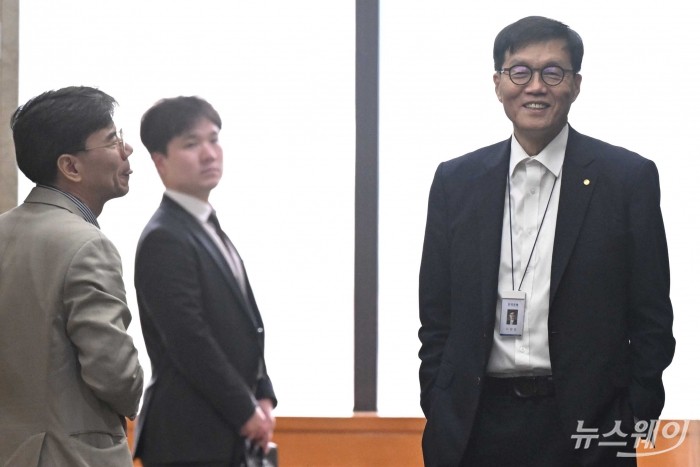 이창용 한국은행 총재가 23일 오전 서울 중구 은행회관에서 열린 '거시경제·금융현안 간담회(F4 회의)'를 마친 뒤 회의장을 나서며 미소를 짓고 있다. 사진=강민석 기자 kms@newsway.co.kr