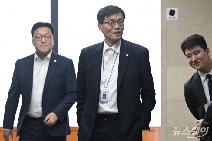 이창용 한국은행 총재가 23일 오전 서울 중구 은행회관에서 열린 '거시경제·금융현안 간담회(F4 회의)'를 마친 뒤 회의장을 나서고 있다. 사진=강민석 기자 kms@newsway.co.kr