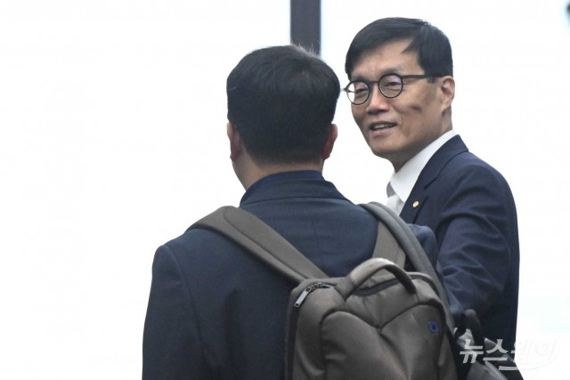 'F4 회의' 나서는 이창용 한국은행 총재