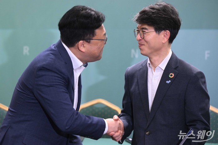 (오른쪽)김완섭 환경부 장관과 김병환 금융위원장이 23일 오전 서울 중구 은행회관에서 열린 녹색금융 전문인력 양성 업무협약식을 마친 뒤 악수하고 있다. 사진=강민석 기자 kms@newsway.co.kr