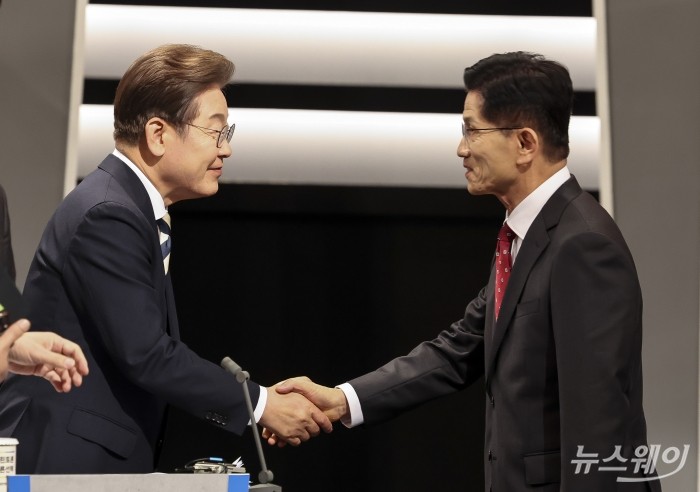 (왼쪽)이재명 더불어민주당 대선 후보와 김문수 국민의힘 대선 후보가 23일 오후 서울 여의도 KBS 스튜디오에서 열린 중앙선거방송토론위원회 주관 제21대 대통령선거 후보자 토론회에 앞서 인사를 나누고 있다. 사진=국회사진취재단