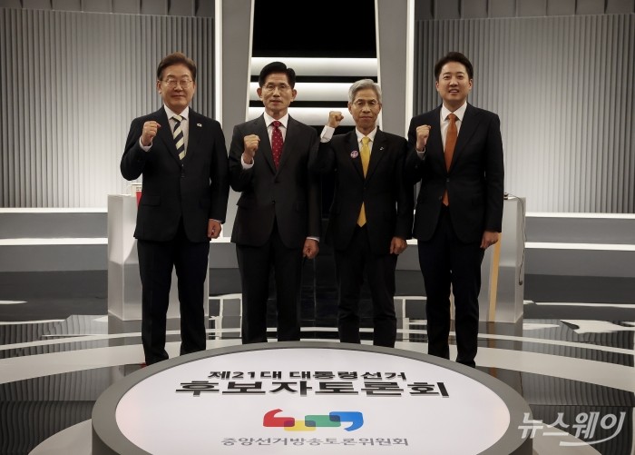 (왼쪽부터)이재명 더불어민주당, 김문수 국민의힘, 권영국 민주노동당, 이준석 개혁신당 대선 후보가 23일 오후 서울 여의도 KBS 스튜디오에서 열린 중앙선거방송토론위원회 주관 제21대 대통령선거 후보자 토론회에서 기념촬영을 하고 있다. 사진=국회사진취재단