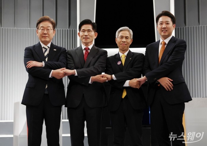 (왼쪽부터)이재명 더불어민주당, 김문수 국민의힘, 권영국 민주노동당, 이준석 개혁신당 대선 후보가 23일 오후 서울 여의도 KBS 스튜디오에서 열린 중앙선거방송토론위원회 주관 제21대 대통령선거 후보자 토론회에 앞서 기념촬영을 하고 있다. 사진=국회사진취재단