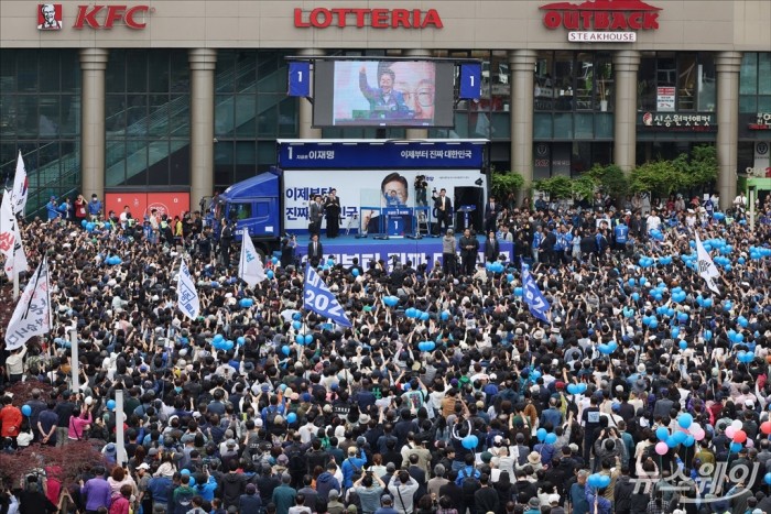 제21대 대통령선거가 열흘 앞으로 다가온 24일 오후 경기도 부천 소사구 부천역 북측광장에서 이재명 더불어민주당 대선 후보의 선거유세가 열리고 있다. 사진=이수길 기자 Leo2004@newsway.co.kr