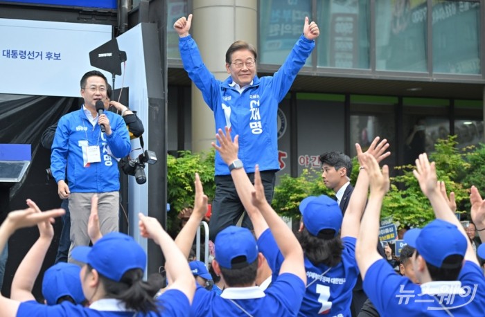 이재명 더불어민주당 대선 후보가 24일 경기도 부천시 부천역 광장유세에서 지지자들에게 인사를 하고 있다. 사진=이수길 기자 Leo2004@newsway.co.kr