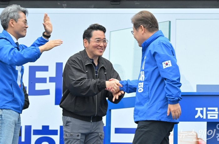 이재명 더불어민주당 대선 후보가 24일 경기도 부천시 부천역 광장에서 열린 유세에 도착해 지지선언한 윤일상 작곡가와 인사를 하고 있다. 사진=이수길 기자 Leo2004@newsway.co.kr