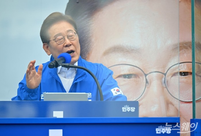 이재명 더불어민주당 대선 후보가 24일 경기도 부천시 부천역 광장유세에서 지지를 호소하고 있다. 사진=이수길 기자 Leo2004@newsway.co.kr