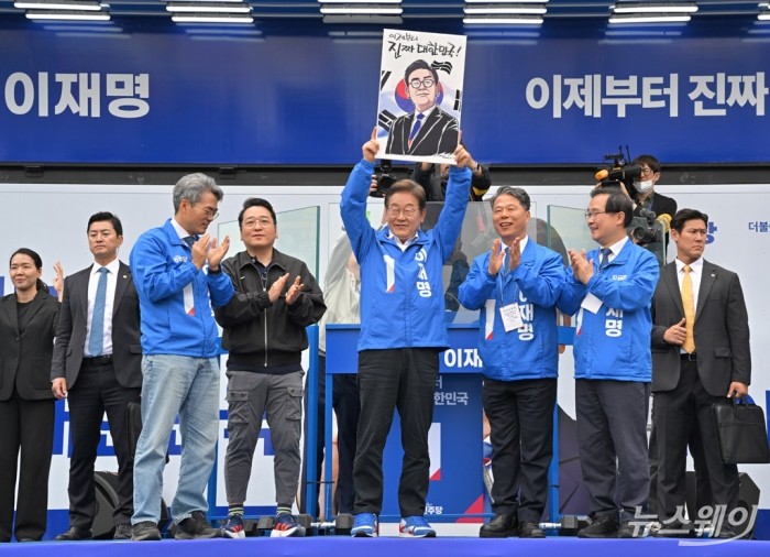 이재명 더불어민주당 대선 후보가 24일 경기도 부천시 부천역 광장유세에서 선물 받은 케리커쳐를 들어 보이고 있다. 사진=이수길 기자 Leo2004@newsway.co.kr