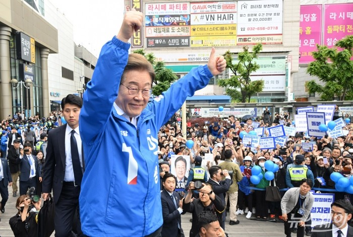 이재명 더불어민주당 대선 후보가 24일 경기 부천시 부천역 광장에서 지지를 호소하고 있다. 사진=이수길 기자 Leo2004@newsway.co.kr