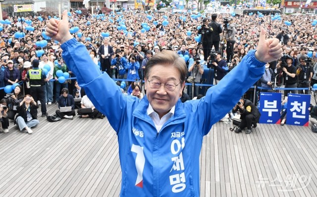 시민들 향해 지지호소하는 이재명 후보