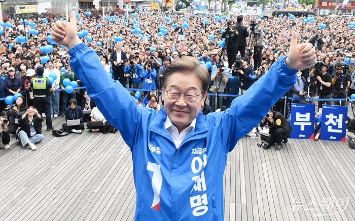 이재명 더불어민주당 대선 후보가 24일 경기 부천시 부천역 광장에서 지지를 호소하고 있다. 사진=이수길 기자 Leo2004@newsway.co.kr