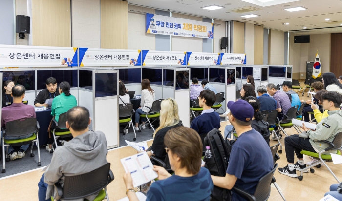 쿠팡풀필먼트서비스와 인천시 일자리센터가 지난 22일 인천 제물포스마트타운에서 개최한 '쿠팡 인천권역 대규모 채용박람회'에서 구직자들이 현장면접을 기다리고 있다. 사진=쿠팡 제공