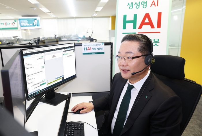 이호성 하나은행장이 서울 중구 다동에 위치한 손님케어센터를 방문해 새로 개편된 HAI 상담지원봇을 시현해 보고 있다. 사진=하나은행 제공
