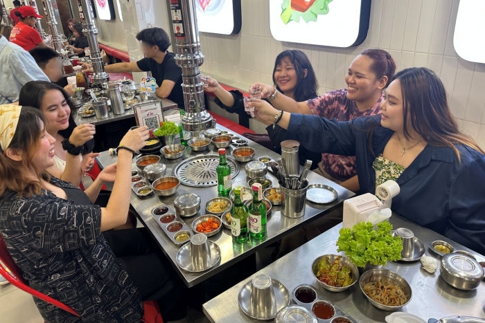 삼겹살라맛(Samgyupsalamat)에서 소비자들이 진로(JINRO) 제품을 음용하고 있다. 사진=하이트진로 제공