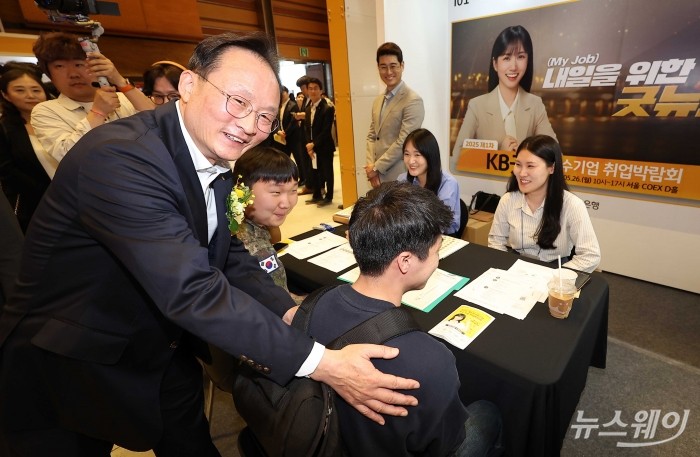 이환주 KB국민은행장이 26일 오전 서울 강남구 코엑스에서 개막한 2025 제1차 KB굿잡 우수기업 취업박람회에서 구직자에게 독려를 하고 있다. 사진=강민석 기자 kms@newsway.co.kr