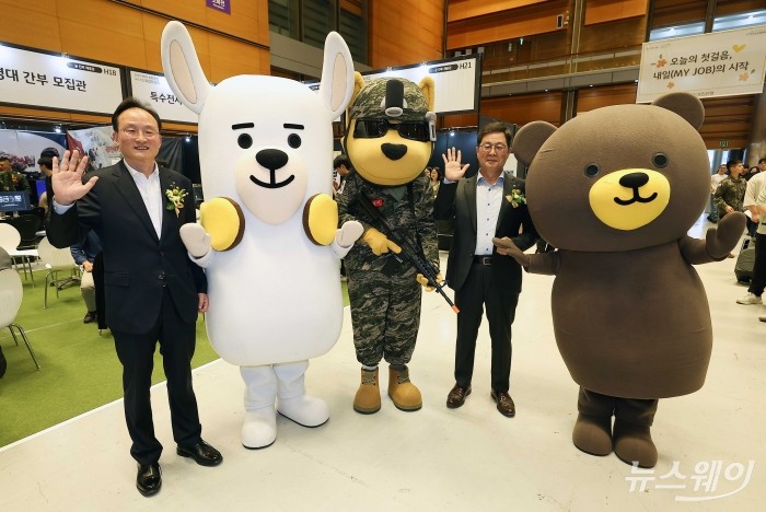 (왼쪽 첫 번째)이환주 KB국민은행장과 (오른쪽 두 번째)이달곤 동반성장위원회 위원장이 26일 오전 서울 강남구 코엑스에서 개막한 2025 제1차 KB굿잡 우수기업 취업박람회에서 기념촬영을 하고 있다. 사진=강민석 기자 kms@newsway.co.kr