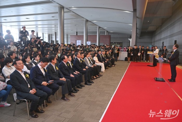 이환주 KB국민은행장이 26일 오전 서울 강남구 코엑스에서 개막한 2025 제1차 KB굿잡 우수기업 취업박람회에서 환영사를 하고 있다. 사진=강민석 기자 kms@newsway.co.kr
