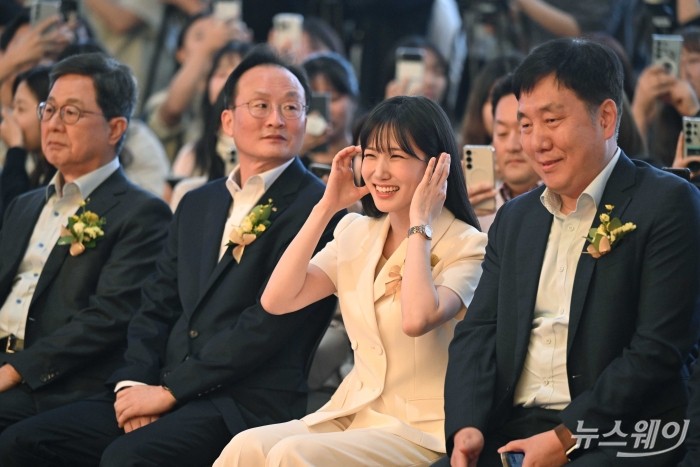 (왼쪽 두 번째)이환주 KB국민은행장과 (오른쪽 두 번째)배우 박은빈 KB국민은행 홍보대사가 26일 오전 서울 강남구 코엑스에서 개막한 2025 제1차 KB굿잡 우수기업 취업박람회에 참석해 대화를 나누던 중 미소를 짓고 있다. 사진=강민석 기자 kms@newsway.co.kr