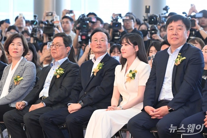 (왼쪽 세 번째)이환주 KB국민은행장과 (오른쪽 두 번째)배우 박은빈 KB국민은행 홍보대사가 26일 오전 서울 강남구 코엑스에서 개막한 2025 제1차 KB굿잡 우수기업 취업박람회에 참석해 대화하며 미소를 짓고 있다. 사진=강민석 기자 kms@newsway.co.kr