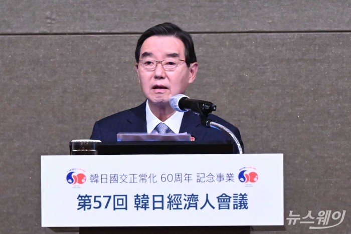 김윤 한일경제협회 회장이 27일 오후 서울 중구 롯데호텔에서 열린 제57회 한일경제인회의에서 개회사를 하고 있다. 사진=강민석 기자 kms@newsway.co.kr
