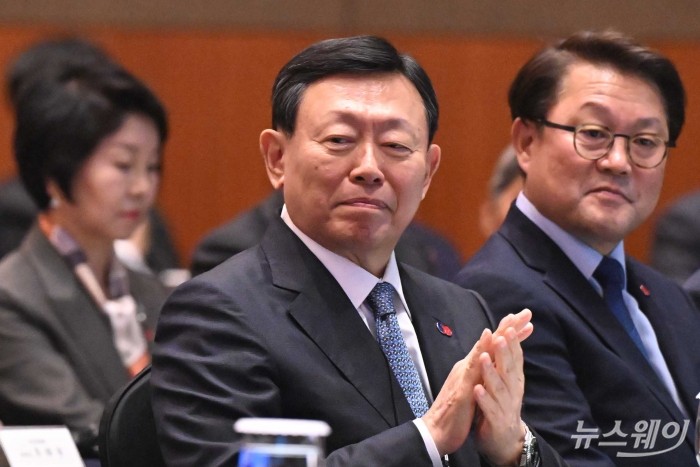미소짓고 박수치는 신동빈 롯데그룹 회장