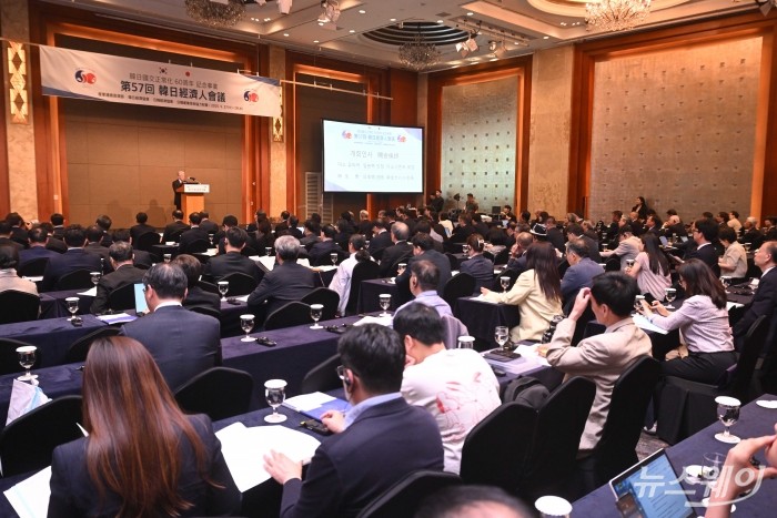 아소 유타카 일한경제협회 부회장이 27일 오후 서울 중구 롯데호텔에서 열린 제57회 한일경제인회의에서 개회사를 하고 있다. 사진=강민석 기자 kms@newsway.co.kr