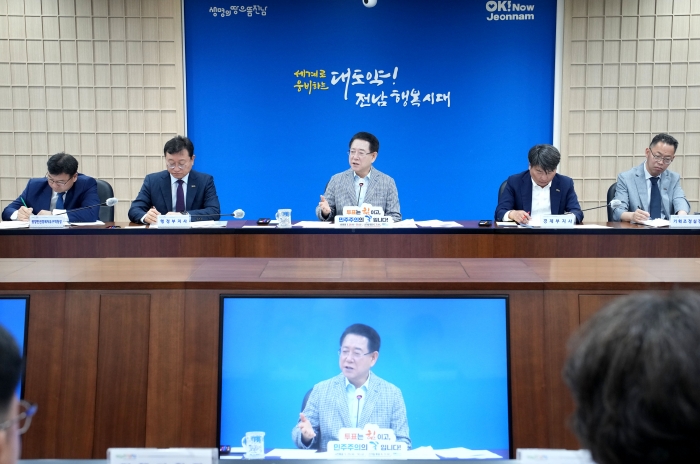 김영록 전라남도지사가 27일 오전 도청 서재필실에서 실국장 정책회의를 주재하고 있다.