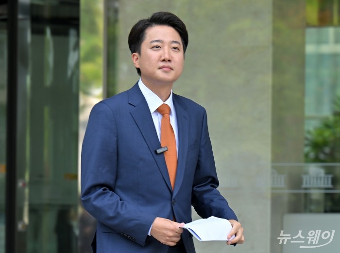 이준석 개혁신당 대통령 후보가 27일 서울 여의도 국회 소통관 앞에서 긴급기자회견을 열고 국민의힘 김문수 후보와의 단일화에 대한 입장을 밝히고 있다. 사진=이수길 기자 Leo2004@newsway.co.kr
