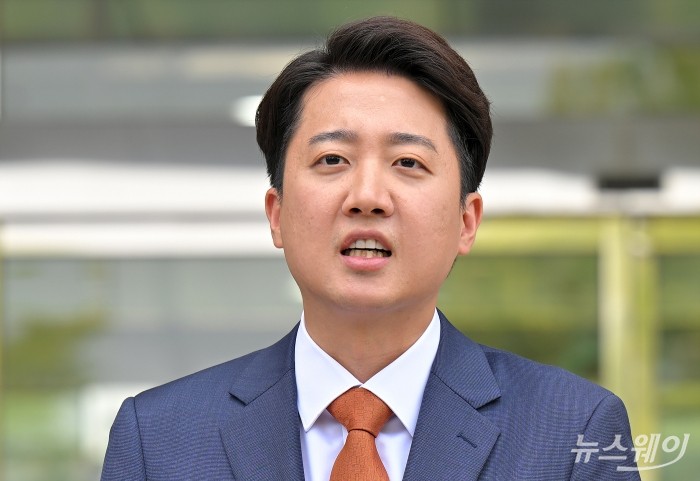 이준석 개혁신당 대통령 후보가 27일 서울 여의도 국회 소통관 앞에서 긴급기자회견을 열고 국민의힘 김문수 후보와의 단일화에 대한 입장을 밝히고 있다. 사진=이수길 기자 Leo2004@newsway.co.kr