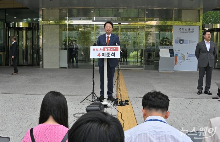 이준석 개혁신당 대통령 후보가 27일 서울 여의도 국회 소통관 앞에서 긴급기자회견을 열고 국민의힘 김문수 후보와의 단일화에 대한 입장을 밝히고 있다. 사진=이수길 기자 Leo2004@newsway.co.kr
