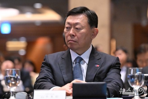 '실적 악화' 롯데, 이례적 1박2일 VCM···신동빈 '새 판짜기' 돌입