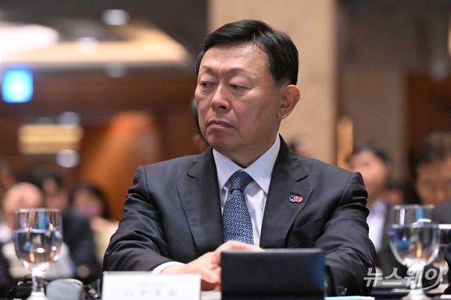 '실적 악화' 롯데, 이례적 1박2일 VCM···신동빈 '새 판짜기' 돌입