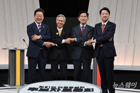 '정치분야 TV토론회' 참석해 손 잡은 이재명·김문수·이준석·권영국 대선후보