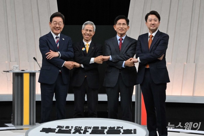 (왼쪽부터)이재명 더불어민주당, 권영국 민주노동당, 김문수 국민의힘, 이준석 개혁신당 대선 후보가 27일 오후 서울 마포구 상암동 MBC 스튜디오에서 진행된 정치 분야 TV토론회에 앞서 기념촬영을 하고 있다. 사진=국회사진취재단
