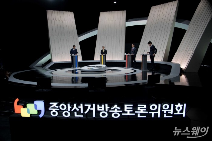(왼쪽부터)이재명 더불어민주당, 권영국 민주노동당, 김문수 국민의힘, 이준석 개혁신당 대선 후보가 27일 오후 서울 마포구 상암동 MBC 스튜디오에서 진행된 정치 분야 TV토론회에 참석해 토론을 준비하고 있다. 사진=국회사진취재단