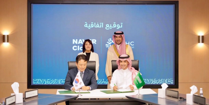 NAVER Innovation 합작법인 계약 서명식. (왼쪽 뒤부터 시계방향대로) 채선주 네이버 전략사업대표, 마제드 알 호가일 자치행정주택부 장관, 라이얀 알아킬 NHC Innovation CEO, 한상영 네이버클라우드 글로벌 DX&이노베이션 전무. 사진=네이버 제공
