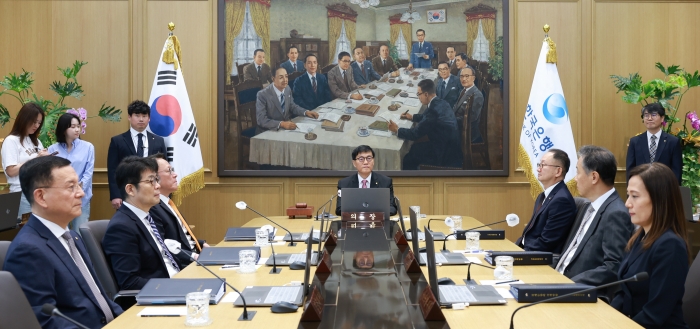 이창용 한국은행 총재가 17일 서울 중구 한국은행 본관에서 열린 금융통화위원회 본회의에 참석한 모습. 사진=한국은행