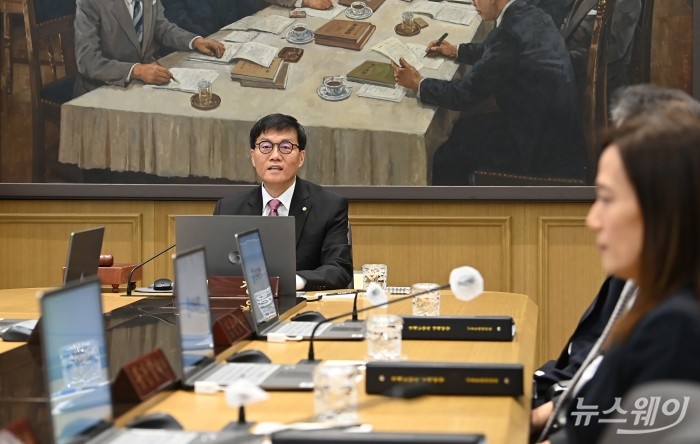 이창용 한국은행 총재가 29일 서울 중구 한국은행에서 열린 금융통화위원회를 주재하고 있다. 2025.05.29 사진공동취재단 사진=사진공동취재단