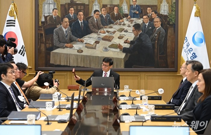 이창용 한국은행 총재가 29일 서울 중구 한국은행에서 열린 금융통화위원회를 주재하며 의사봉을 두드리고 있다. 2025.05.29 사진공동취재단 사진=사진공동취재단